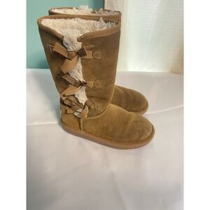 KoolaBurra Boots by UGG  , Size 1 Youth, Pre-owned Bin4